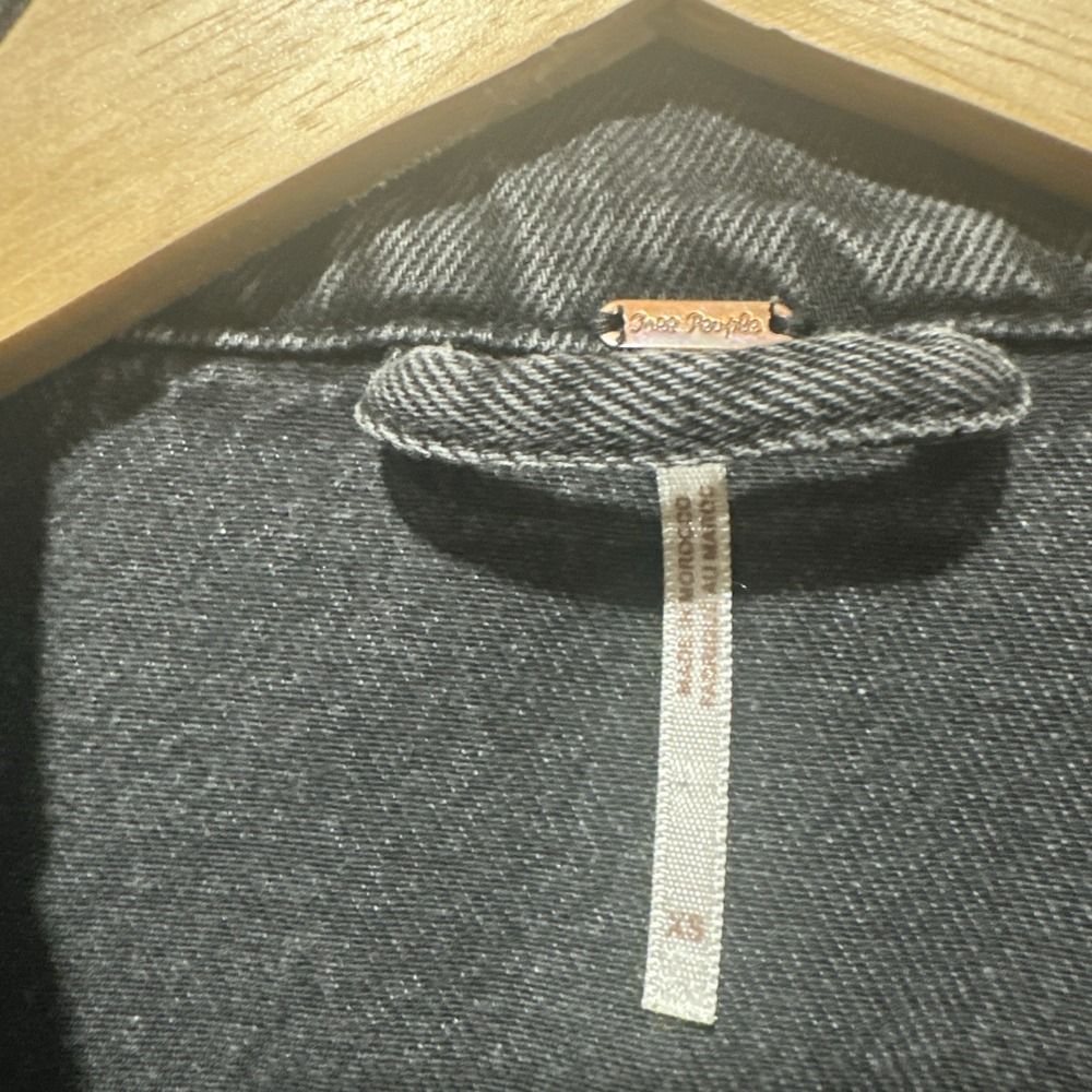 Free People Jacket Womens Size XS Black Faded Denim Button Front Cropped - Picture 3 of 8